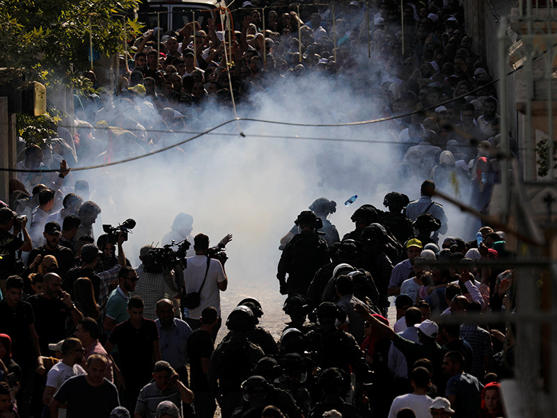 По информации журналистов, рядом с Львиными воротами происходят столкновения между сотрудниками полиции и толпой мусульман
