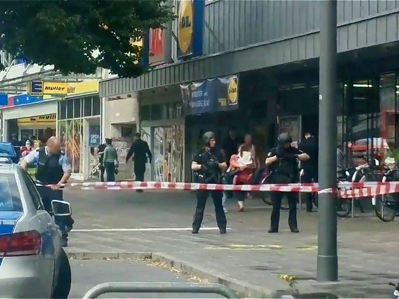 В Гамбурге неизвестный мужчина с ножом напал на посетителей супермаркета