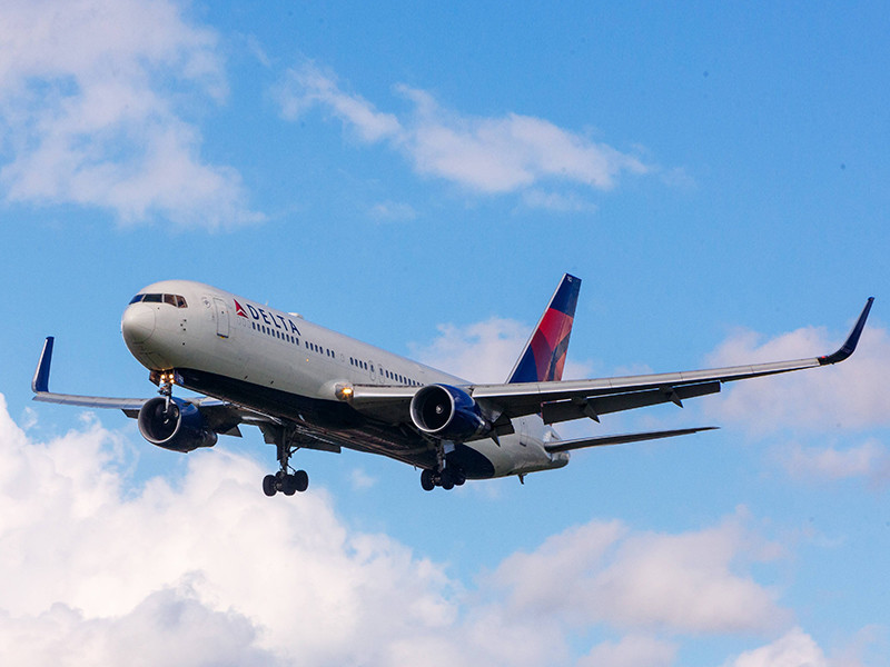 Delta "изучает инцидент" со снятым с рейса россиянином
