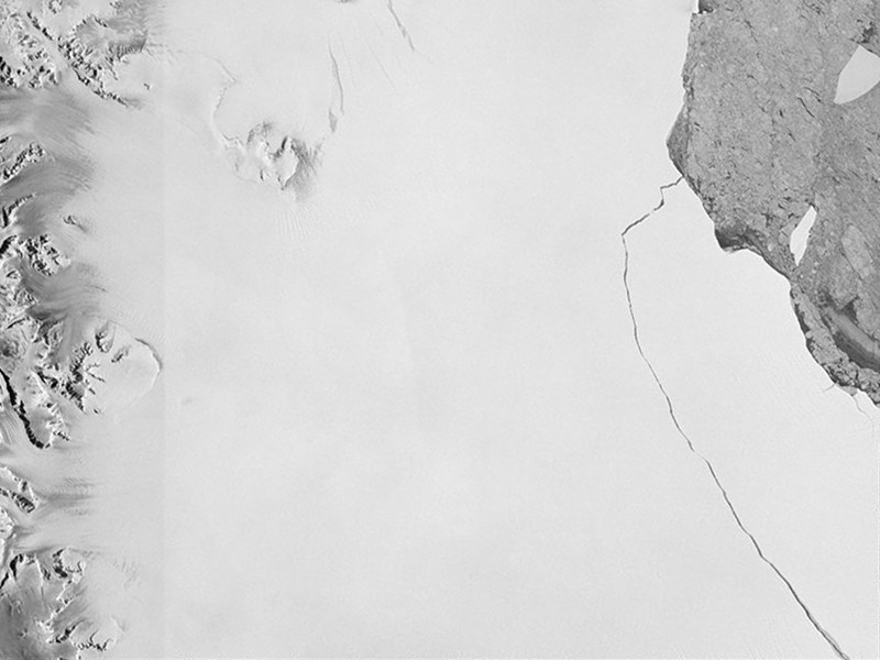 На северо-западе Антарктиды от шельфового ледника Ларсен С откололся айсберг площадью почти 6 тыс. кв. км и массой в триллион тонн - самый крупный за всю историю наблюдений