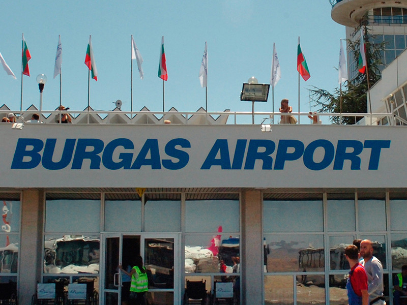 Девять авиарейсов Bulgaria Air в Москву и Петербург были задержаны в болгарском Бургасе, в том числе из-за непогоды в Москве. В Болгарии застряли сотни российских туристов
