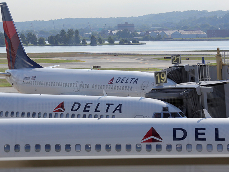 Россиянина, снятого с рейса Delta, обвинили в нарушении правил безопасности