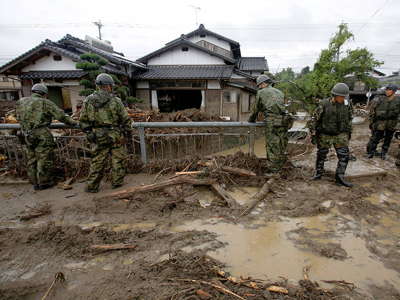 Число жертв наводнения в Японии достигло 18 человек


