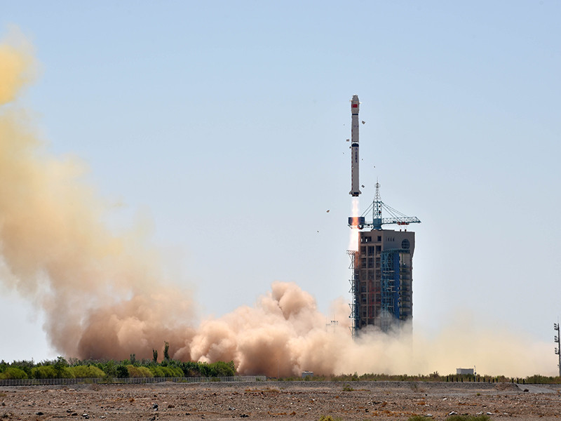 Китай в рамках лунной программы запустил в космос тяжелую ракету "Чанчжэн-5" ("Великий поход-5") со спутником связи "Шицзянь-18"
