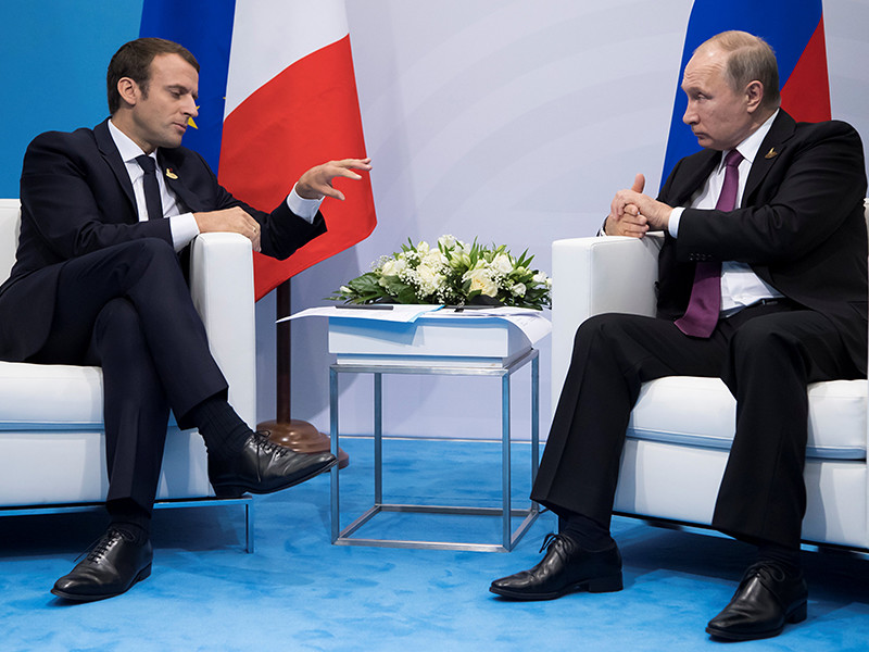 Президент Франции Эмманюэль Макрон извинился перед российским лидером Владимиром Путиным за свое опоздание на двустороннюю встречу в Гамбурге. Сообщил, что задержали его вопросы климата, которые молодой французский лидер неоднократно назвал одними из самых важных для себя