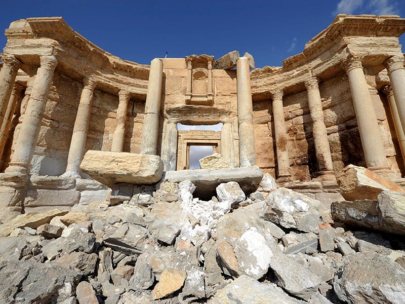 Сирийская Пальмира, которую от боевиков "Исламского государства" освобождали при содействии российских военных, несет на себе следы их пребывания.

