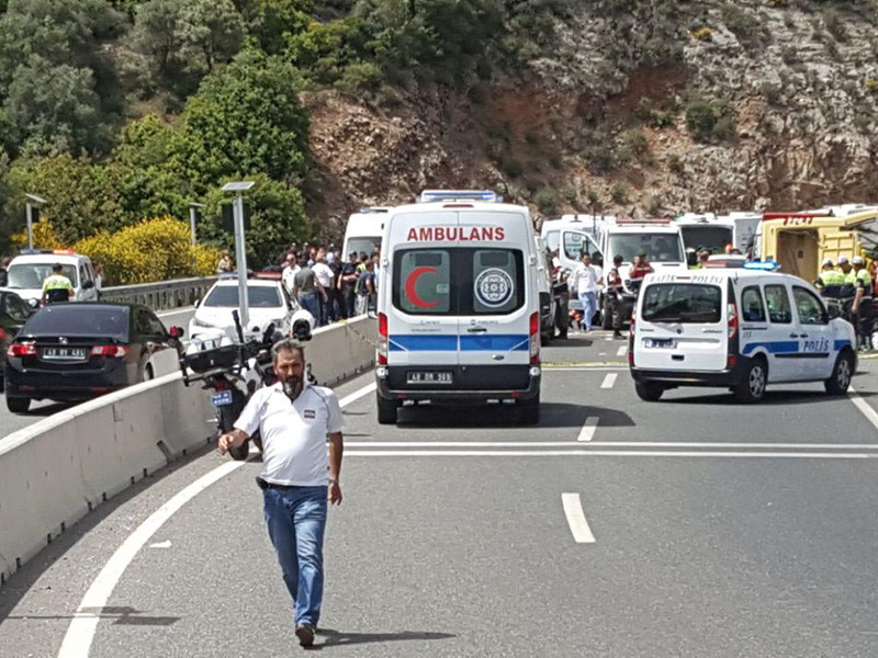 Крупное ДТП с автобусом, перевозившим детский танцевальный ансамбль из Грузии в Болгарию, произошло в турецкой провинции Гиресун. 38 человек получили ранения, жертв нет