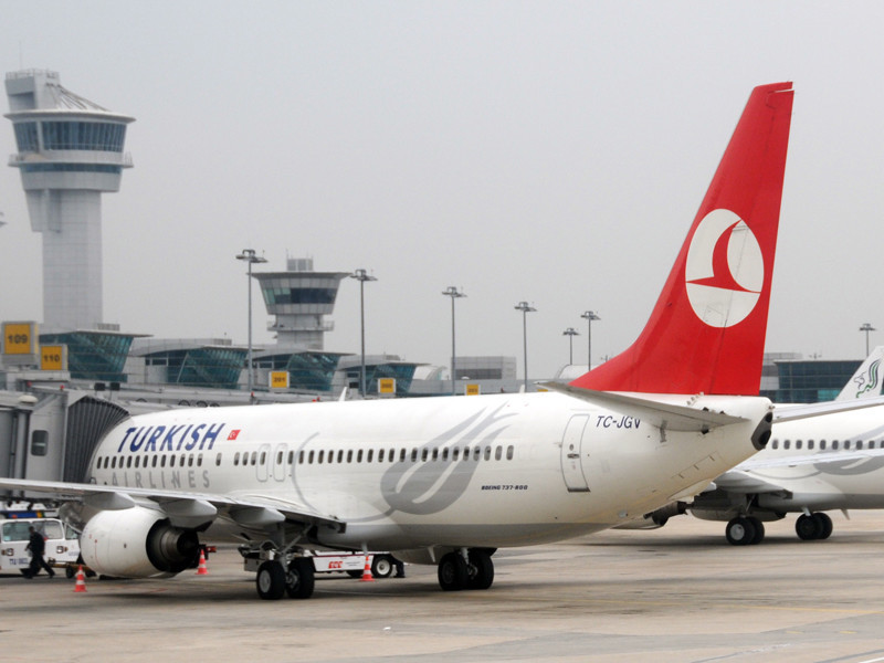 Самолеты в аэропорту Стамбула, куда прилетела Светлана Уханова с детьми