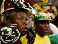 В давке на футбольном матче в ЮАР погибли два человека. Игра была продолжена как ни в чем не бывало