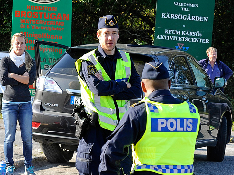 В Стокгольме неизвестный напал на полицейских с ножом
