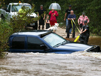 При этом на восстановление Хьюстона и окрестностей отводилось 20 миллиардов долларов. Накануне стало известно, что самый большой город штата ушел под воду. Как предупреждают синоптики, Техас ждет еще несколько дней сильнейших ливней, которые могут привести к серьезным наводнениям