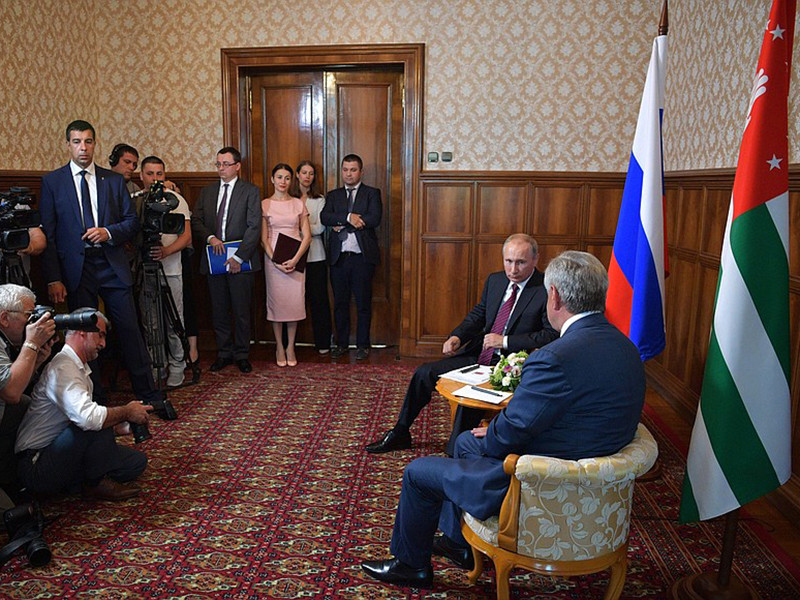 Президент РФ Владимир Путин прибыл в Абхазию в день девятой годовщины начала российско-грузинского конфликта в августе 2008 года