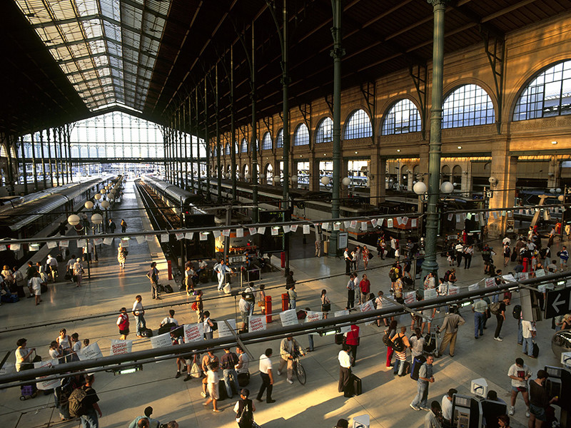 На Северном вокзале в Париже в воскресенье вечером была проведена экстренная эвакуация после того, как один из пассажиров попытался провезти в багаже фрагмент бомбы времен Второй мировой войны

