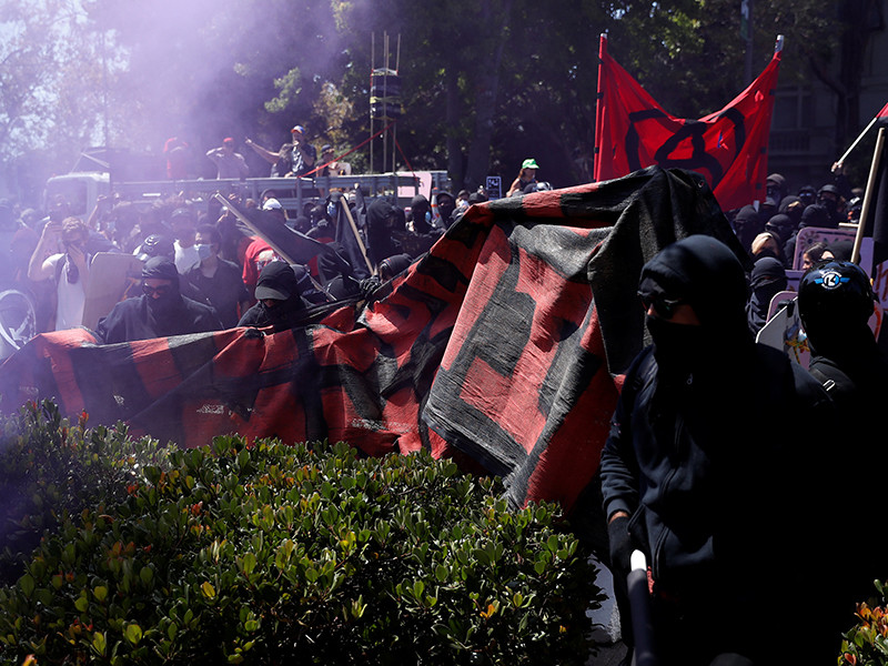 Целая армия анархистов в черных одеждах и черных масках разгромила небольшую группу правых демонстрантов, собравшихся 27 августа в парке Мартина Лютера Кинга-младшего в калифорнийском Беркли, чтобы выразить протест против политики левых

