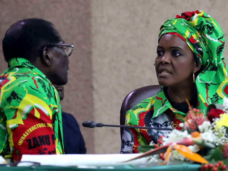 Полиция Южно-Африканской Республики объявила так называемое красное предупреждение в отношении первой леди Зимбабве Грейс Мугабе после того, как ее обвинили в нападении на 20-летнюю модель в номере гостиницы в Йоханнесбурге