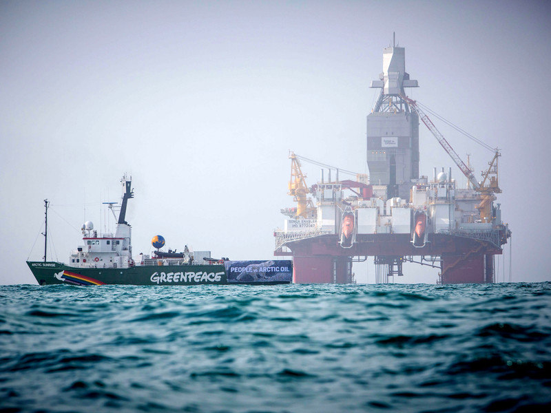 Активисты Greenpeace протестовали на принадлежащем организации корабле Arctic Sunrise против решения правительства Норвегии расширить добычу нефти в Арктике