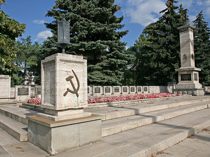 В городе Кошице на востоке Словакии осквернили памятник красноармейцам, установленный в месте их захоронения на одной из центральных площадей