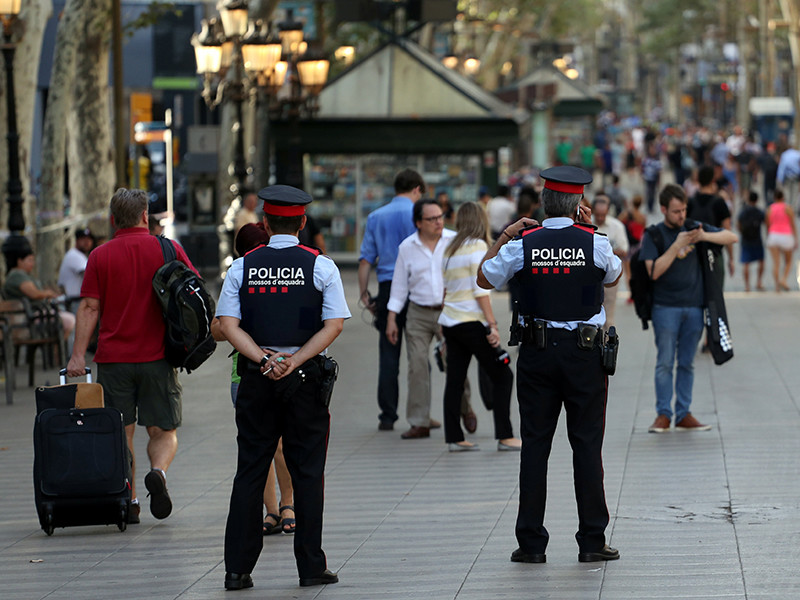 Испанские власти предполагают, что ячейка террористов, организовавших теракт 17 августа в Барселоне, состояла из восьми человек. Причем террористическая группа планировала осуществить газовую атаку, используя канистры с бутаном