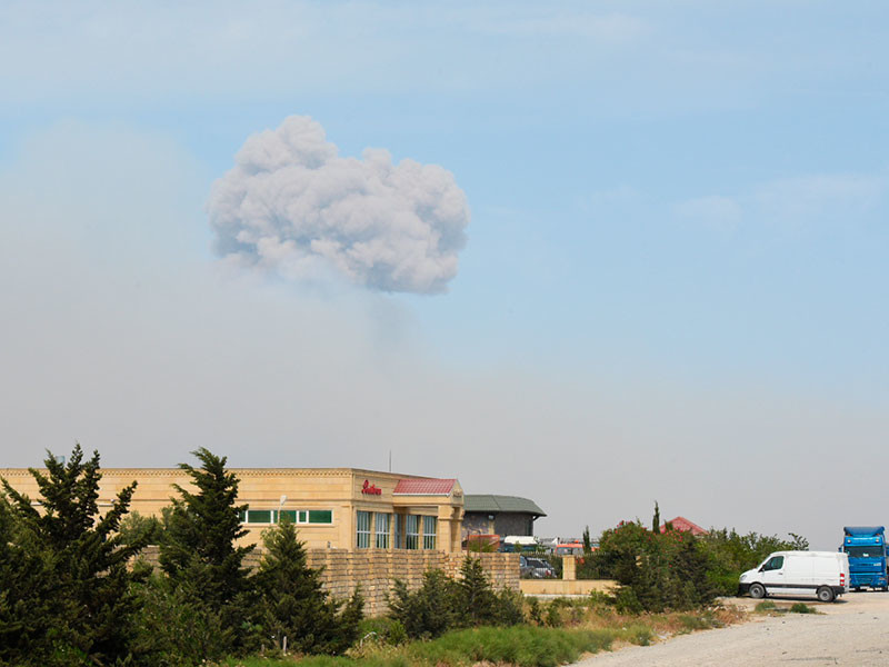 Взрывы на оружейном складе в Азербайджане продолжаются