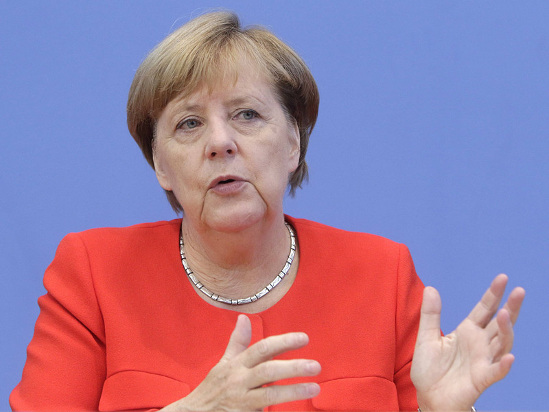 Канцлер Германии Ангела Меркель заявила, что Евросоюз снимет санкции против России после устранения причины для их введения - когда Киев вернет контроль над Донбассом