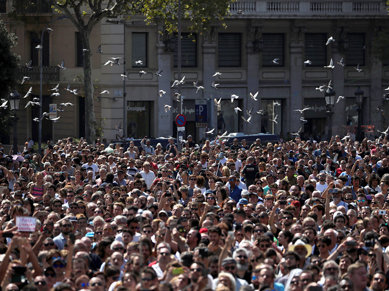Около 100 тысяч человек приняли участие в минуте молчания в центре Барселоны 18 августа в память о жертвах терактов, совершенных накануне в Каталонии