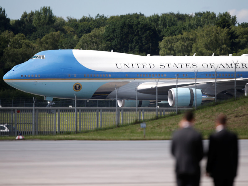 Авиапарк Белого дома США может вскоре пополниться двумя новыми самолетами Boeing 747, которые были построены для российской авиакомпании "Трансаэро", обанкротившейся в 2015 году. В настоящее время ВВС США ведут переговоры с Boeing о покупке самолетов