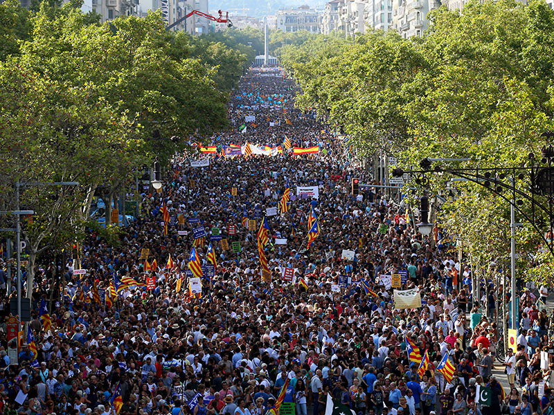 Десятки тысяч вышли на марш против террора в Барселоне