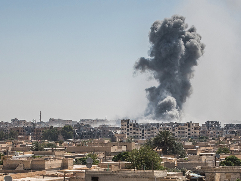 5 августа сирийское информационное агентство SANA сообщило, что международная коалиция во главе с США нанесла авиационный удар по позициям боевиков ИГ*, жертвами которого, однако, стали мирные жители в Ракке