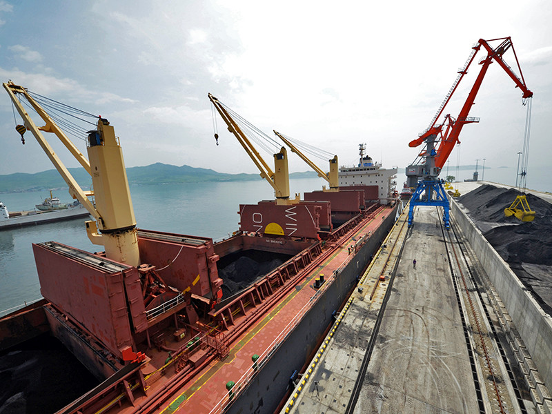 Китайское Министерство коммерции в понедельник, 14 августа, выпустило распоряжение запретить поставки из Северной Кореи каменного угля, железной руды, свинцовых концентратов и свинцовой руды, а также морепродуктов