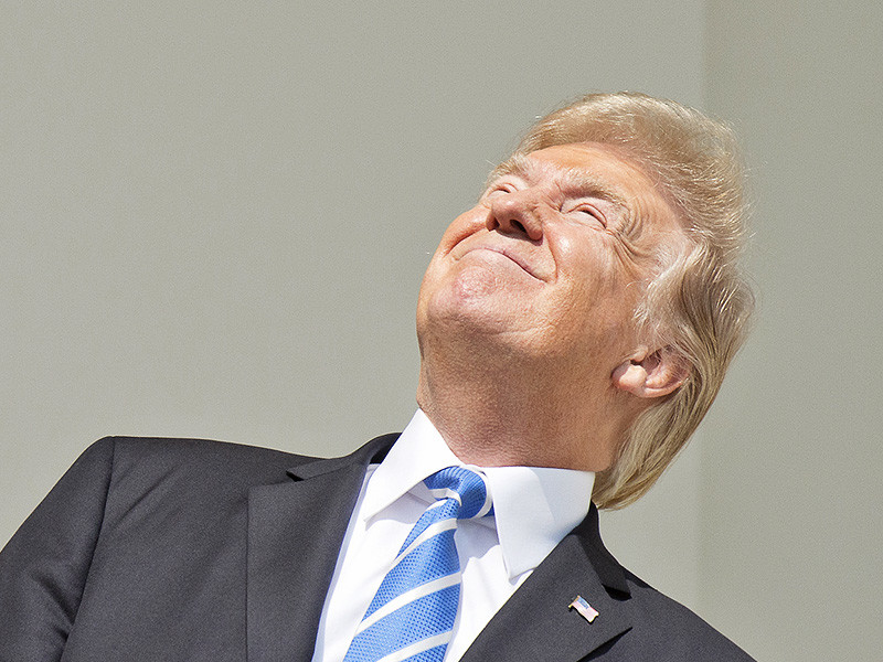 Президент США Дональд Трамп присоединился 21 августа к американцам, наблюдающим за полным солнечным затмением. Первый зритель страны наблюдал за природным явлением с балкона Белого дома вместе с супругой, дочерью и некоторыми помощниками