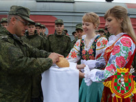 Прибытие российских солдат происходило под звуки марша в исполнении оркестра. Белорусские девушки по национальной традиции преподнесли гостям хлеб-соль

