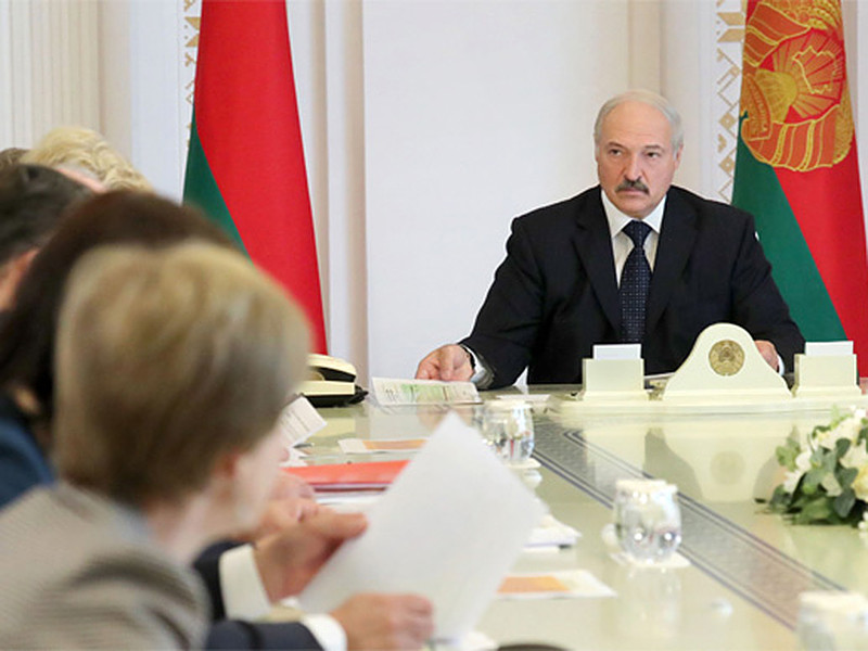 По словам Лукашенко, есть 300 тысяч граждан Белоруссии, "кто должен работать, но не работает". "И мы их должны заставить работать. Вот и вся идеология", - подчеркнул президент