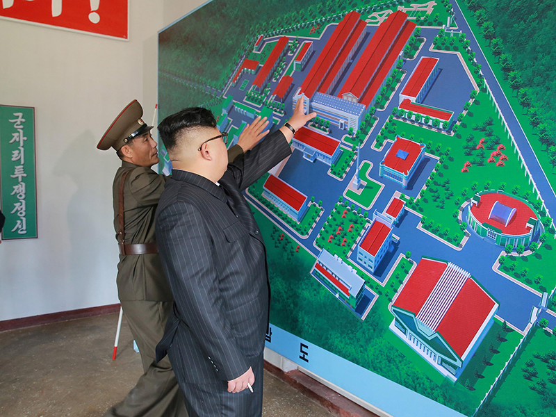 Снимки были сделаны во время посещения лидером Северной Кореи Ким Чен Ыном предприятия, производящего твердотопливные двигатели