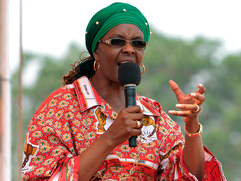 Власти ЮАР предоставили дипломатический иммунитет первой леди Зимбабве Грейс Мугабе, которую обвинили в нападении на 20-летнюю модель в номере гостиницы в Йоханнесбурге