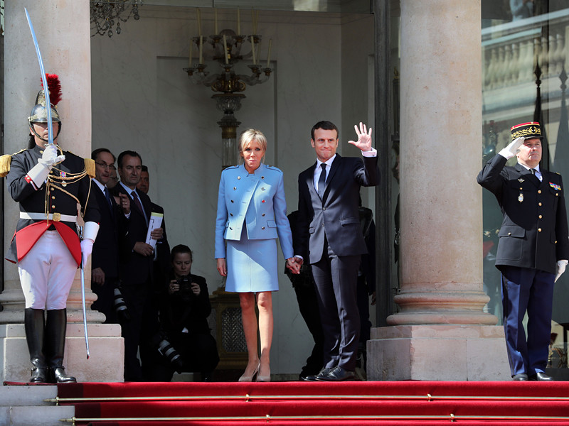 Президент Франции Эмманюэль Макрон столкнулся с общественным негодованием как только стало известно о его желании официально сделать свою жену Брижит первой леди