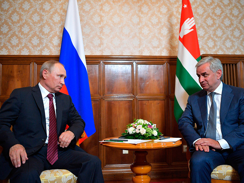США назвали неприемлемым визит Путина в "оккупированную" Абхазию