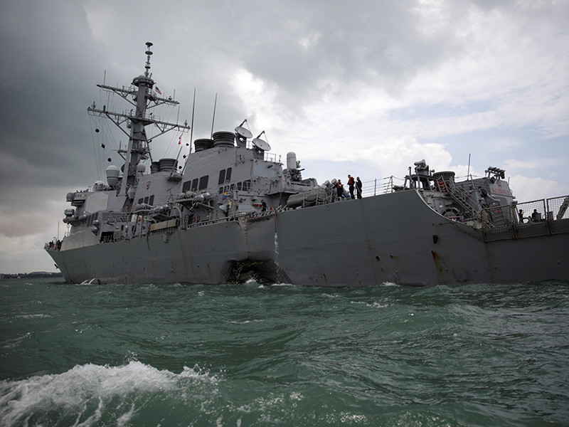 Внутри американского эсминца "Джон С. Маккейн", получившего повреждения у берегов Сингапура, нашли останки моряков