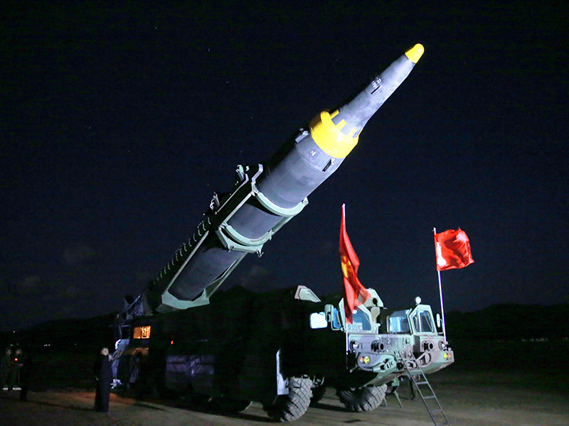 Северная Корея вывезла несколько межконтинентальных баллистических ракет из расположенного в Пхеньяне военного завода. Вероятно, готовится новое испытание. Южнокорейские СМИ опасаются, что речь идет о тесте термоядерной боеголовки в Тихом океане
