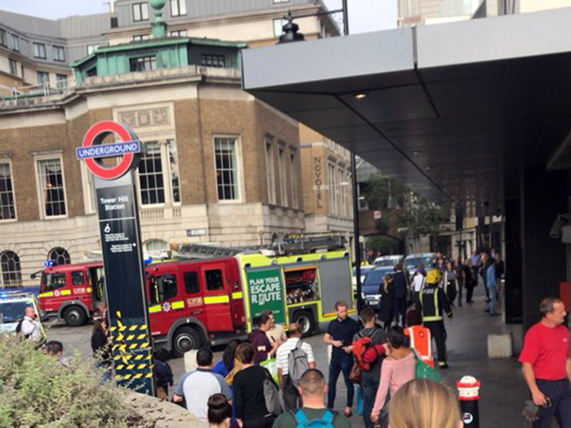 В Лондоне была эвакуирована станция метро Tower Hill после взрыва зарядного устройства мобильного телефона в поезде