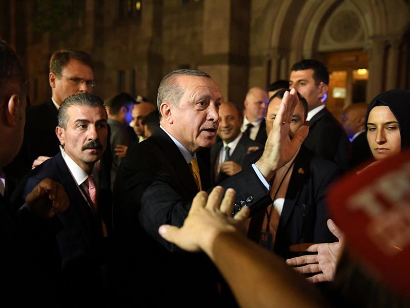 Выступление президента Турции Реджепа Тайипа Эрдогана в Marriott Marquis в Нью-Йорке на заседании турецко-американского национального комитета было сорвано группой из пяти человек, которые публично обвинили турецкого лидера в терроризме
