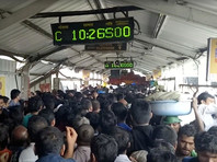 В Индии из-за давки на железнодорожной станции погибли более 20 человек (ВИДЕО)