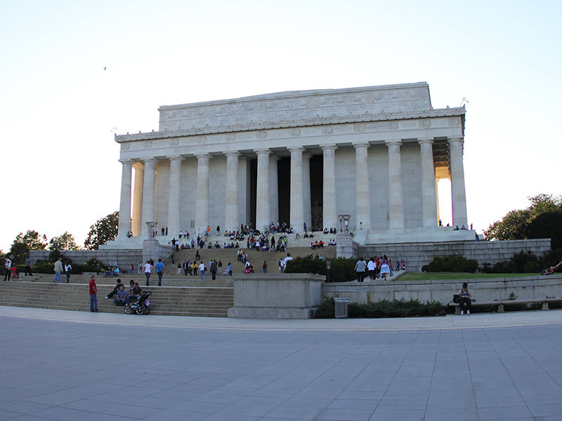 В США суд оштрафовал на две тысячи долларов гражданина Киргизии за осквернение мемориала шестнадцатого президента США Авраама Линкольна в Вашингтоне