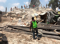 Журналисты уточняют, что под завалами обрушившихся зданий по всей стране продолжают оставаться люди