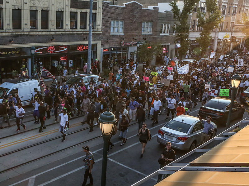Протесты в американском Сент-Луисе, связанные с делом об убийстве полицейским афроамериканца, обернулись массовыми задержаниями