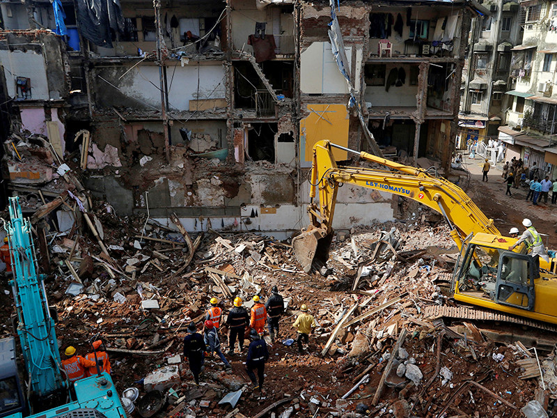 Число жертв обрушения ветхого здания в густонаселенном районе индийского города Мумбаи достигло 34. Пожарные, спасатели и военные продолжают разбирать обломки в поисках пропавших без вести. Местные жители говорят о тысячах старых домов, которые могут рухнуть в любой момент