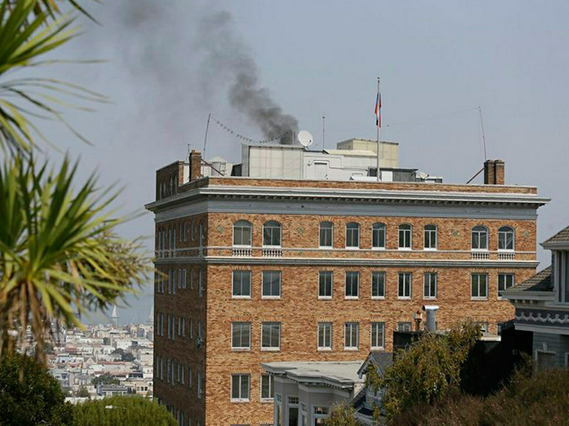 Представителей генконсульства РФ в Сан-Франциско оштрафуют за черный дым, появившийся из трубы перед закрытием дипмиссии
