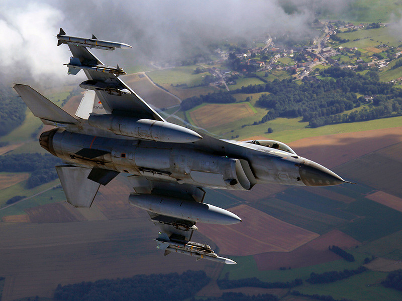 Руководство НАТО сообщило о том, что истребители ВВС Бельгии F-16 поднимались в воздух на перехват российских самолетов Су-27