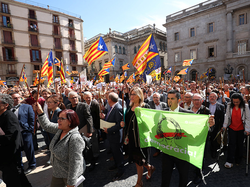 Сотни мэров каталонских городов вышли на марш в Барселоне в защиту референдума о независимости

