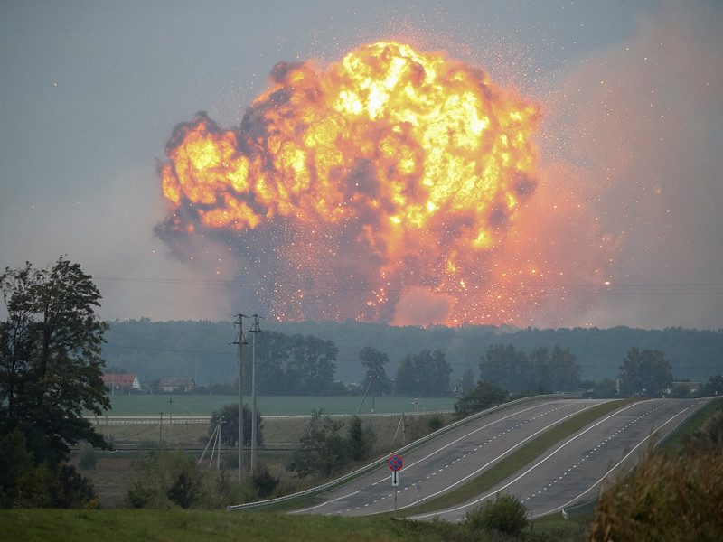 Ущерб от взрывов и пожара на складах боеприпасов Министерства обороны Украины в Калиновке (Винницкая область), по предварительным данным, составил около 800 млн долларов