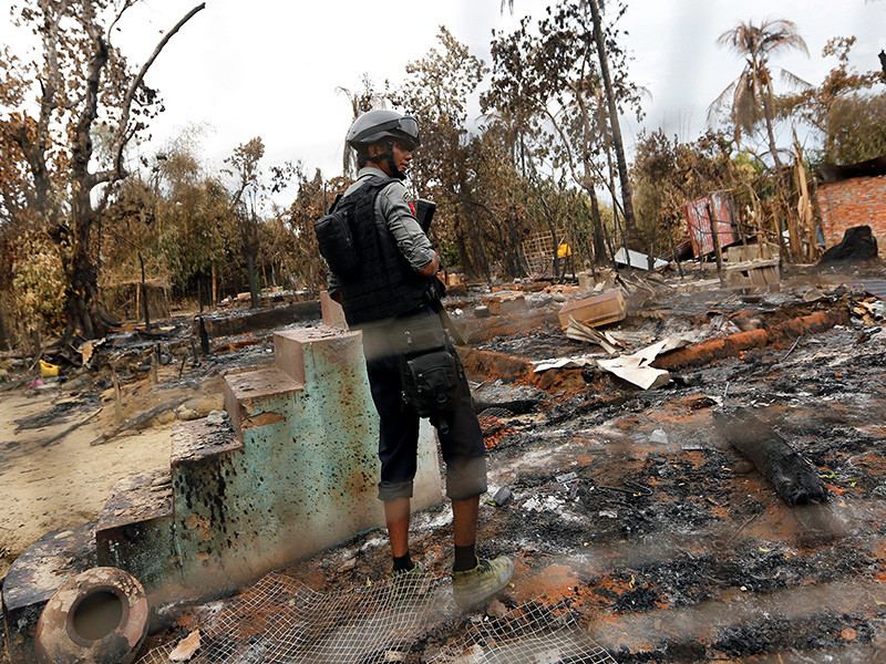 Власти Мьянмы обвинили мусульман-рохинджа в поджогах сотен жилых домов